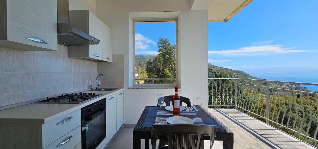 كابو فاتيكانو Naturamare Apartments - Piscina Idromassaggio Con Vista Mare Aperta Fino Alle Ore 22-00 المظهر الخارجي الصورة